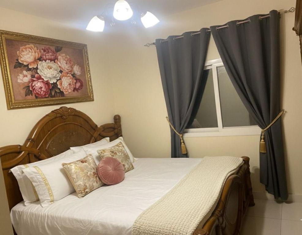 Ένα ή περισσότερα κρεβάτια σε δωμάτιο στο Luxuries Private Room In a Home In Front of Mega Mall Sharjah