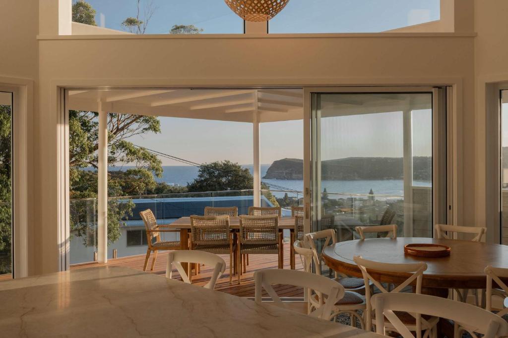 a dining room with a view of the ocean at Oceano House in Copacabana