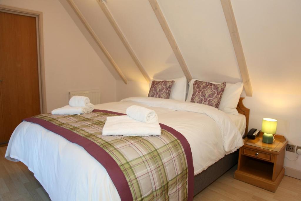 Un pat sau paturi într-o cameră la Little Silver Country Hotel