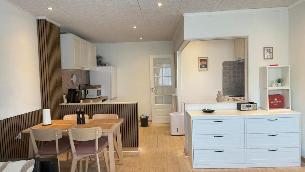 Η κουζίνα ή μικρή κουζίνα στο Centrally located townhouse in quiet surroundings