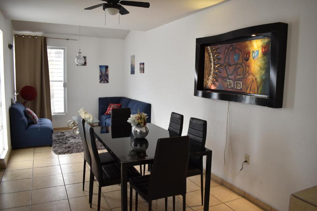 Casa Familiar, Independiente y amplia في Hércules: غرفة طعام وغرفة معيشة مع طاولة وكراسي