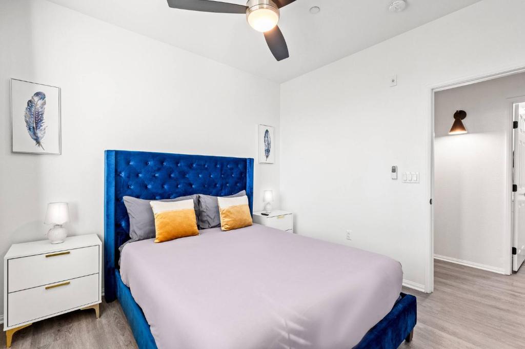 Postel nebo postele na pokoji v ubytování Cozy 3 BR Apartment | Near Disney