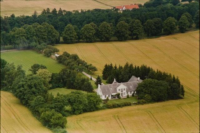 una vista aérea de una casa grande en un campo en Æblehuset Ved Historisk Gods På Sydsjælland, en Præstø