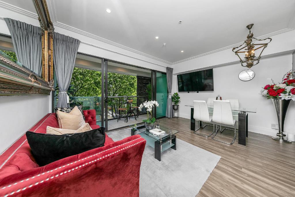 Χώρος καθιστικού στο Spacious Sky Tower View!