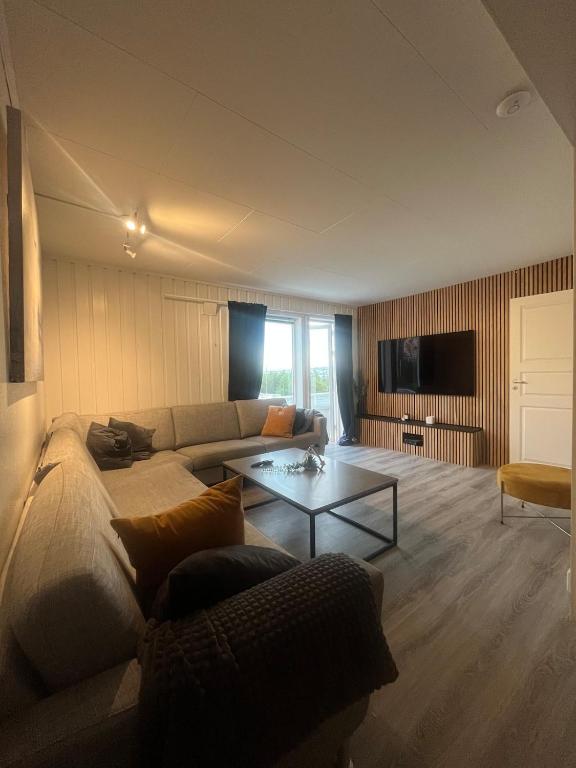un salon avec un canapé et une table dans l'établissement Large apartment with good view!, à Tromsø