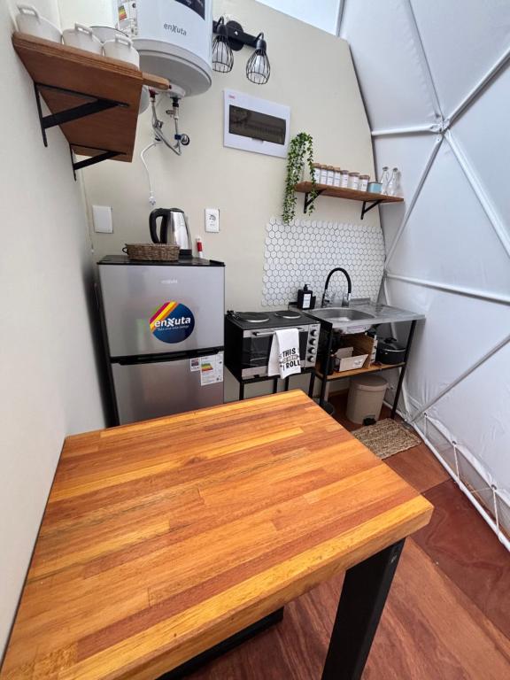 TimoDomo في Balneario Argentino: مطبخ مع طاولة خشبية في الغرفة