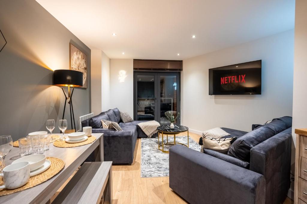 Una sala de estar con dos sofás y un televisor. en Leeds - City Stay on the River - Sleeps 10 - Central, en Central Station