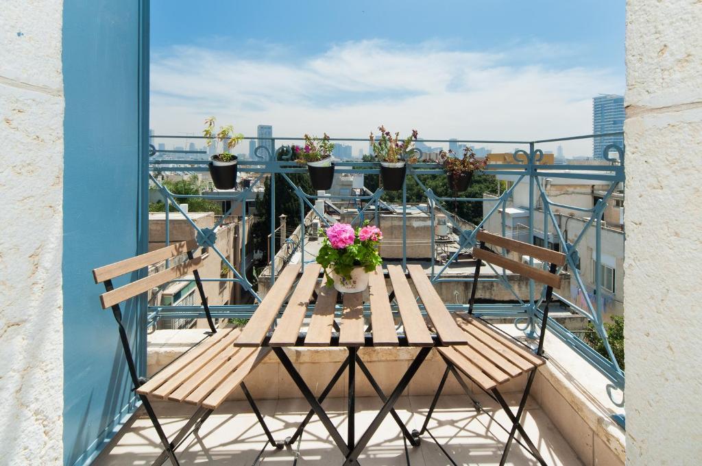 Modern Apt w/ Balcony Near The Beach by Sea N' Rent, Tel Aviv (updated prices 2024)