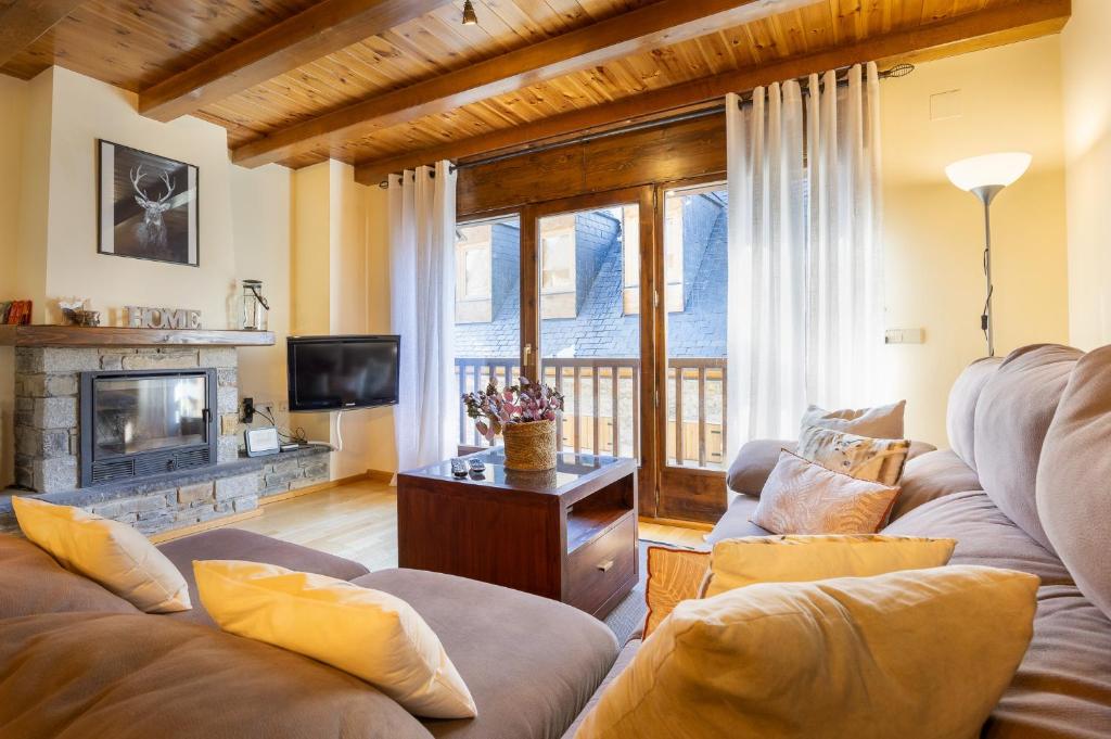 Телевизор и/или развлекательный центр в Casa val de Unhola