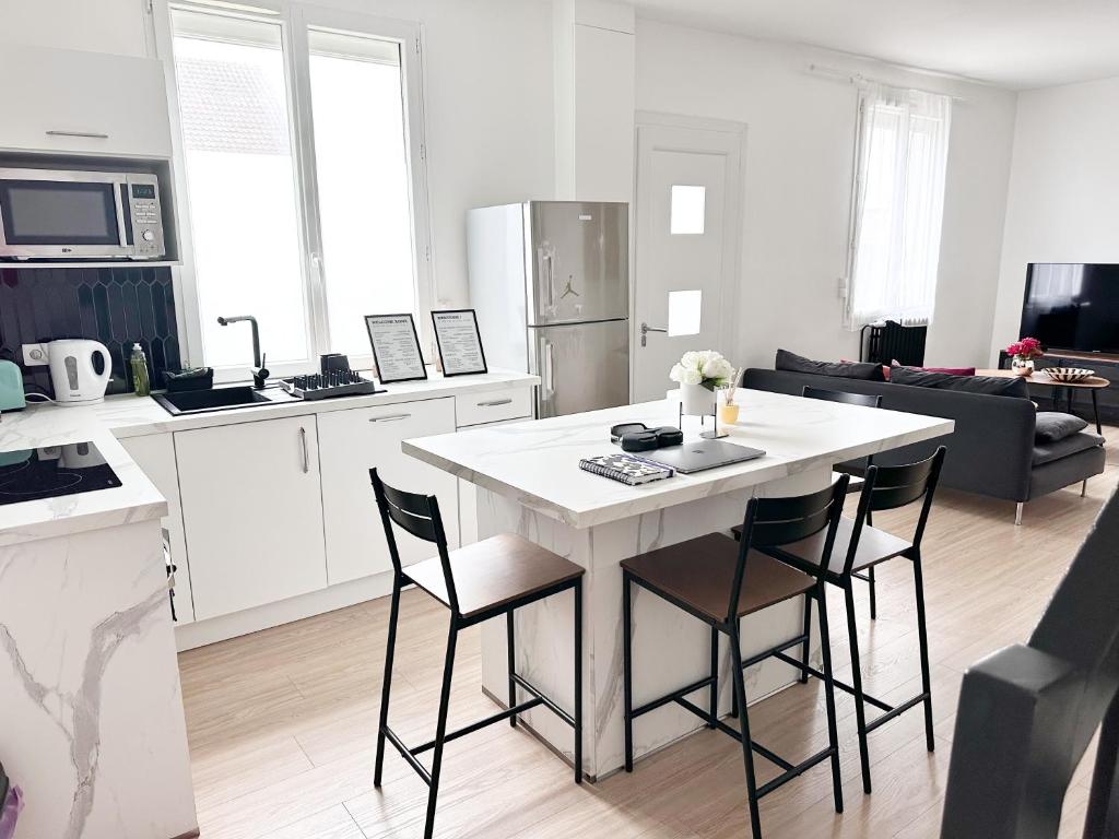 Η κουζίνα ή μικρή κουζίνα στο Grand Studio WiFi rapide RER B