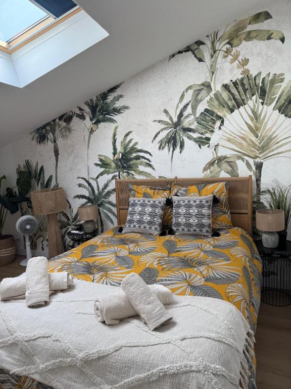 Postel nebo postele na pokoji v ubytování Golden Duplex Chic - Centre-Clim-Parking