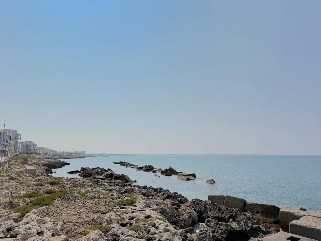 eine Gruppe von Steinen in einem Wasserkörper in der Unterkunft Amami - Gallipoli in Gallipoli
