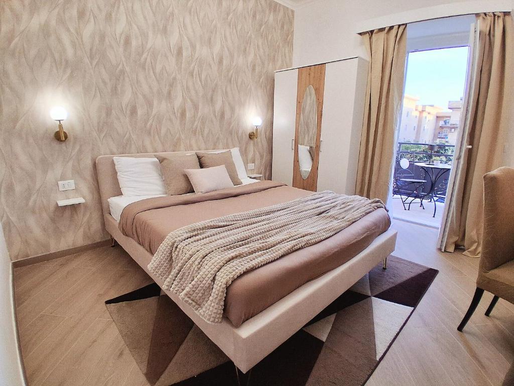 een slaapkamer met een groot bed in een kamer bij Mastedè in Tivoli