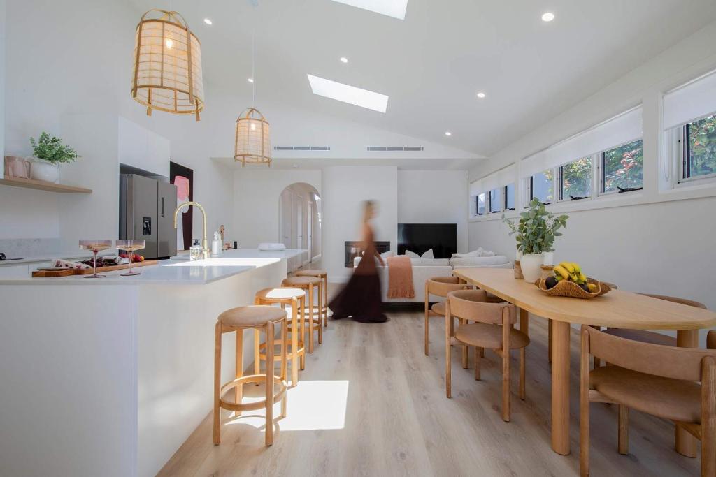 Μια τηλεόραση ή/και κέντρο ψυχαγωγίας στο Nirvana Dream Home with Firepit & Walk to Beach