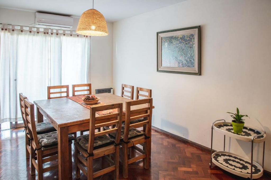 Amplio y cómodo - Excelente ubicación في ميندوزا: غرفة طعام مع طاولة وكراسي خشبية