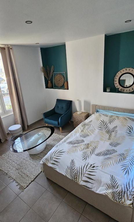 Ένα ή περισσότερα κρεβάτια σε δωμάτιο στο studio cosy - centre-ville de Montargis -Wifi, Netflix