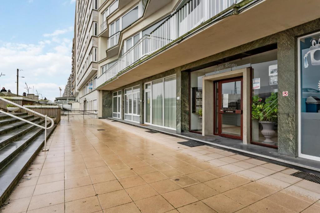 an empty sidewalk in front of a building at superSEAVIEW - uniek ZEEZICHT in Blankenberge