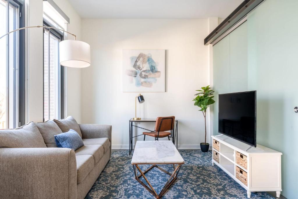 Un televizor și/sau centru de divertisment la Kasa Alexandria Washington