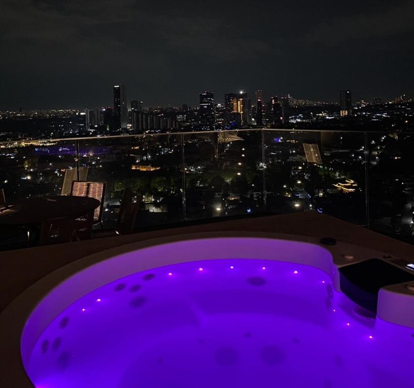 グアダラハラにある#1 in Andares Pool-Jacuzzi-We invoice free of chargeの- 市街の景色を望むホットタブ(夜間)
