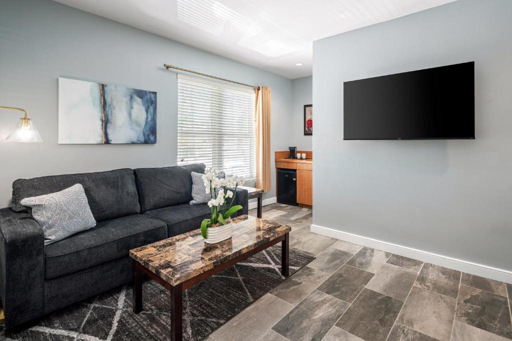 TV a/nebo společenská místnost v ubytování Kasa La Flora And Impala Miami Beach