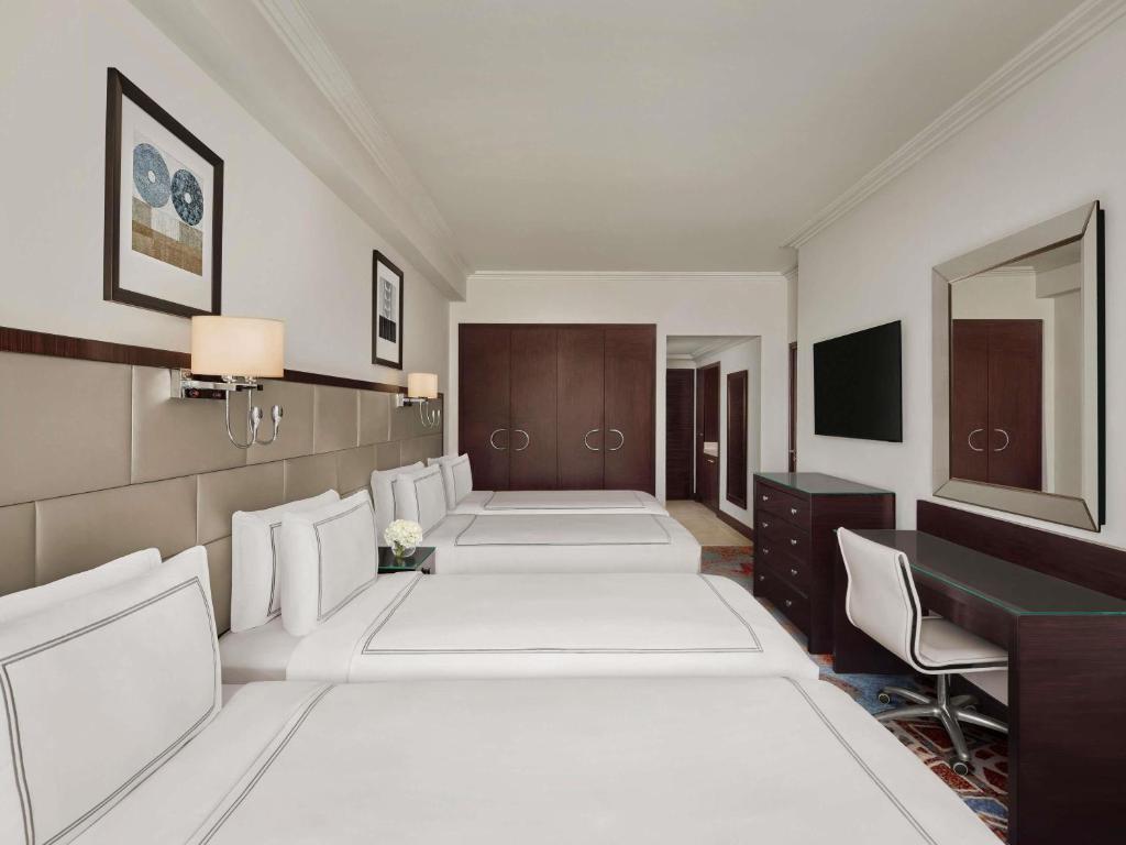 غرفة كلاسيكية مع بإطلالة جزئية QUAD BED, HARAM VIEW