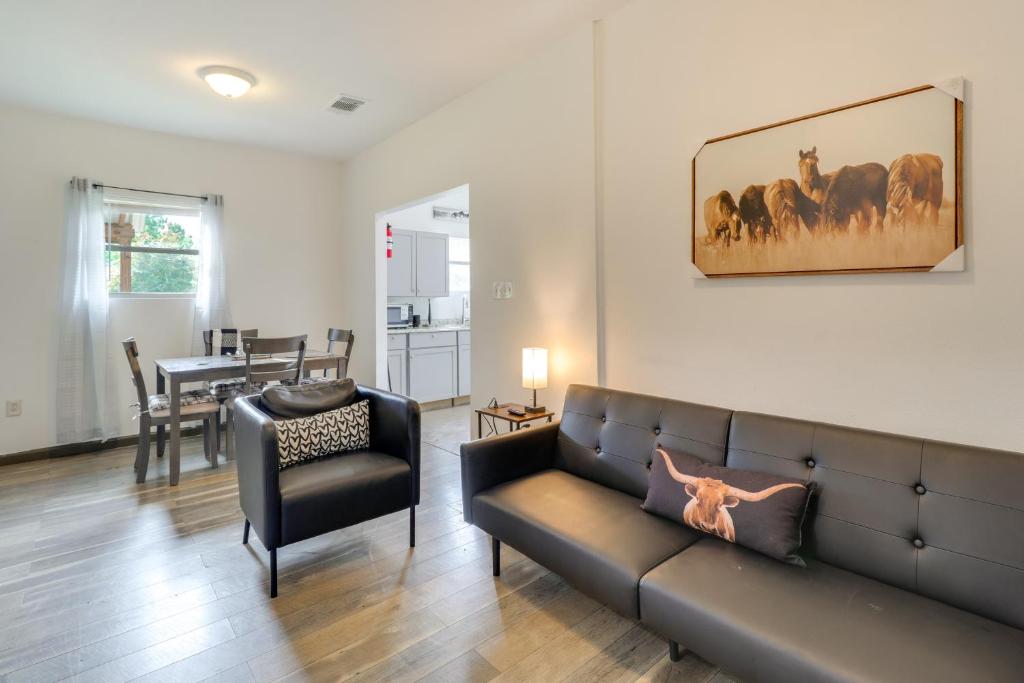 Гостиная зона в 4 Mi to Lake Bastrop Pet-Friendly Apartment!