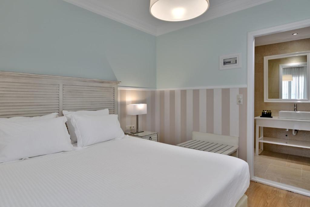 Postel nebo postele na pokoji v ubytování Anaktorikon Boutique Hotel