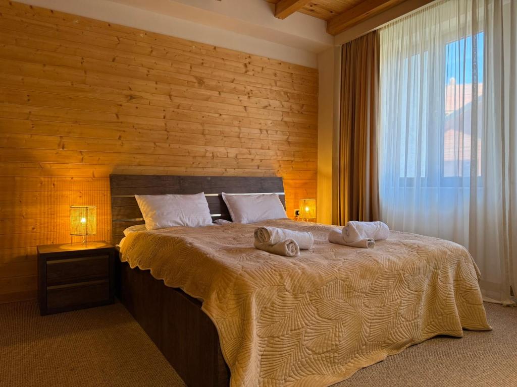 Postel nebo postele na pokoji v ubytování New Gudauri La Suites