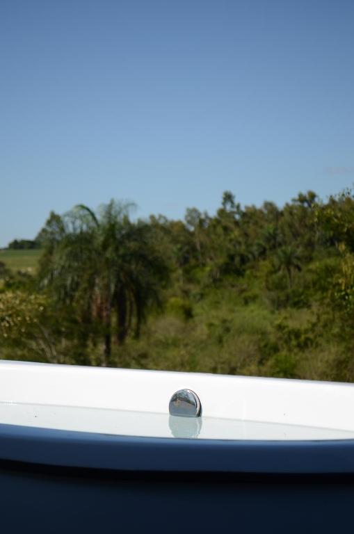 una gota de agua en la ventana de un tren en Vecchio Toro - Cabanas & Chalés Villaggio Girotto, en Braúna