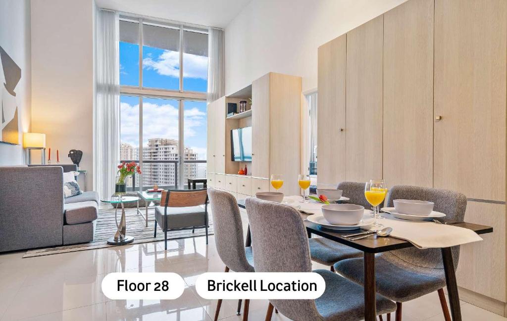 d'une salle à manger avec une table et des chaises dans le salon. dans l'établissement MVR-Water Views & Modern Luxury, à Miami