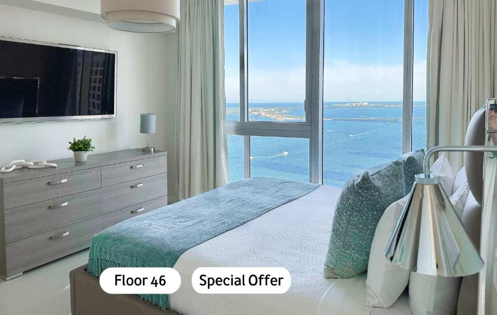 een slaapkamer met een bed met uitzicht op de oceaan bij MVR An Unforgettable View Awaits You in Miami