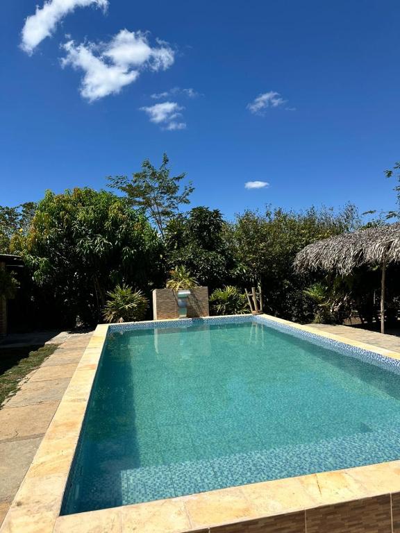 een zwembad voor een villa bij Chácara do sossego in Viçosa do Ceará