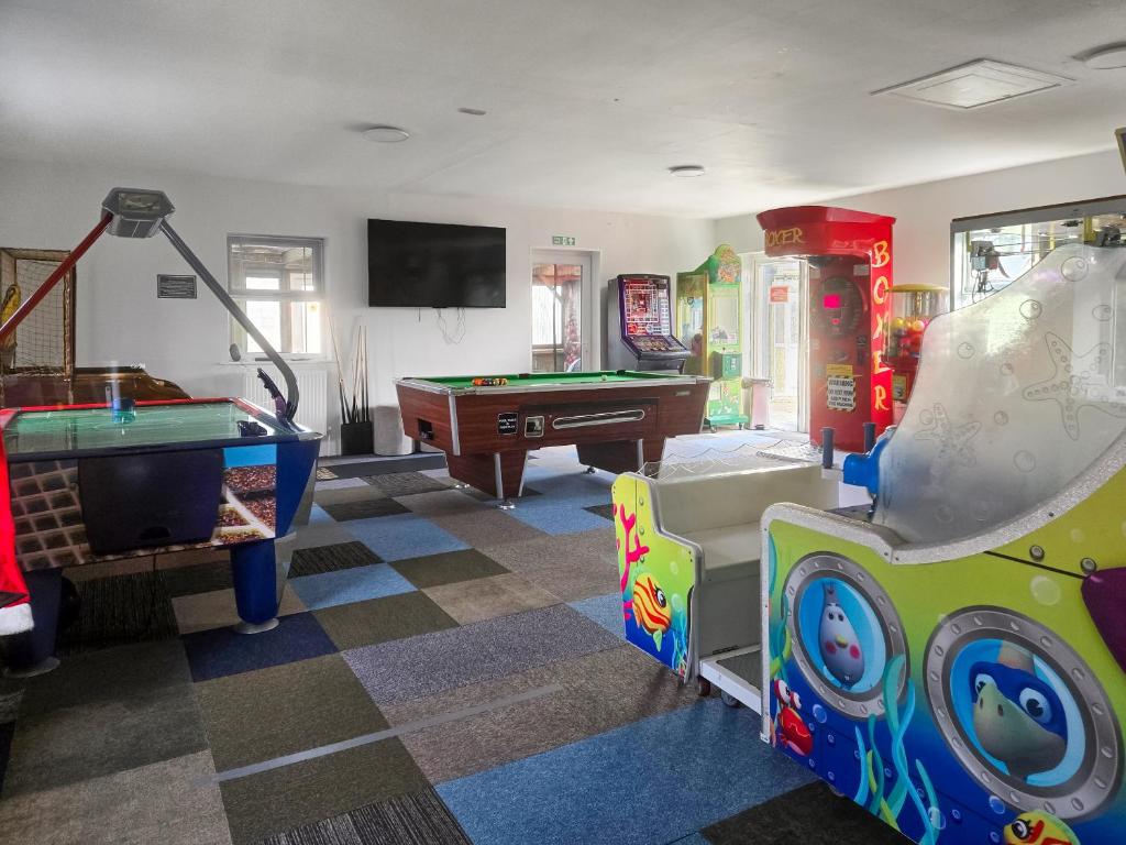 ein Kinderspielzimmer mit Billardtisch und Billardtisch in der Unterkunft The Paddock in Cumberworth