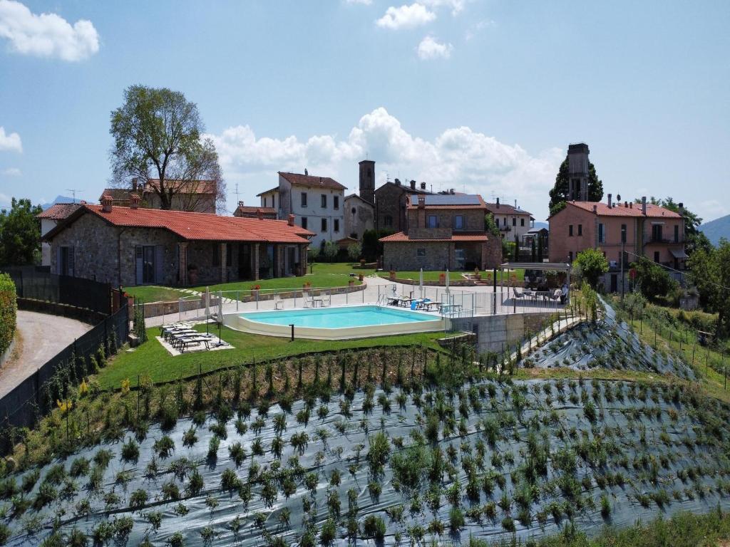 Бассейн в Spacious apartment in Poppi with shared pool или поблизости