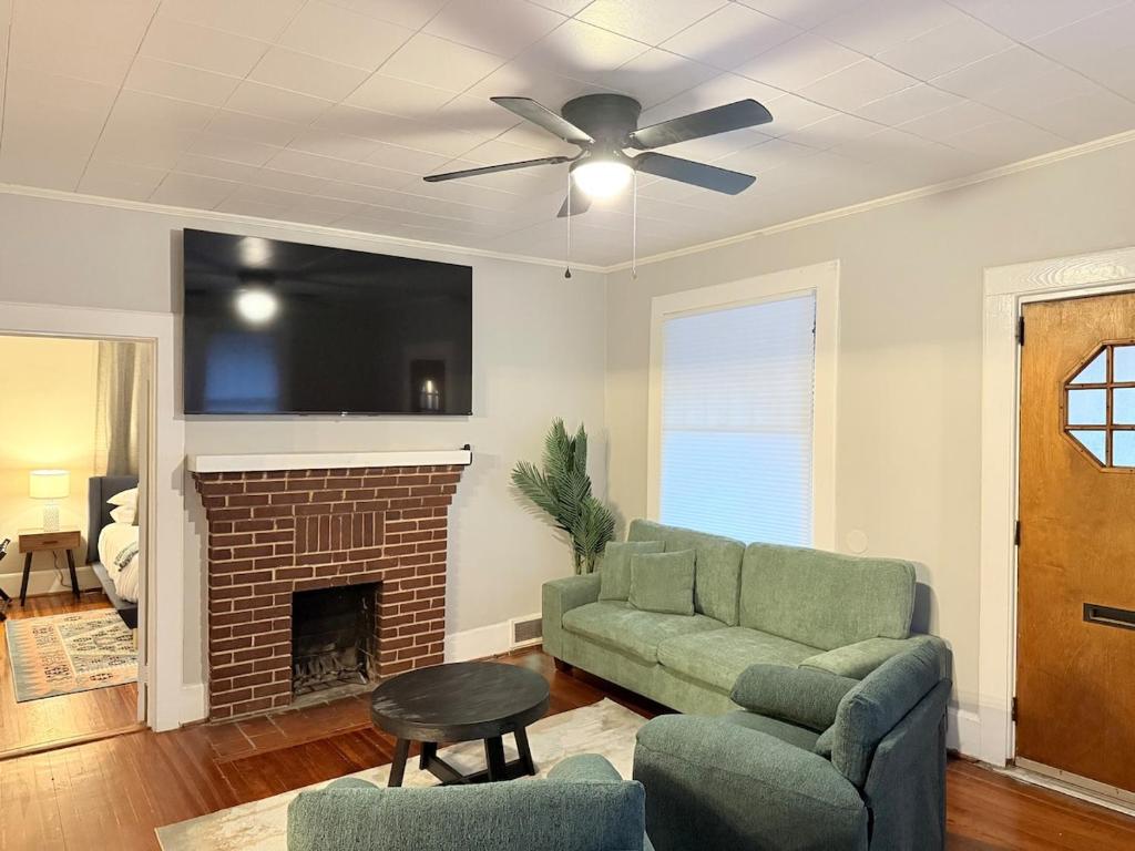 Et opholdsområde på Cottontown Bungalow - Fast WiFi - Walk Downtown