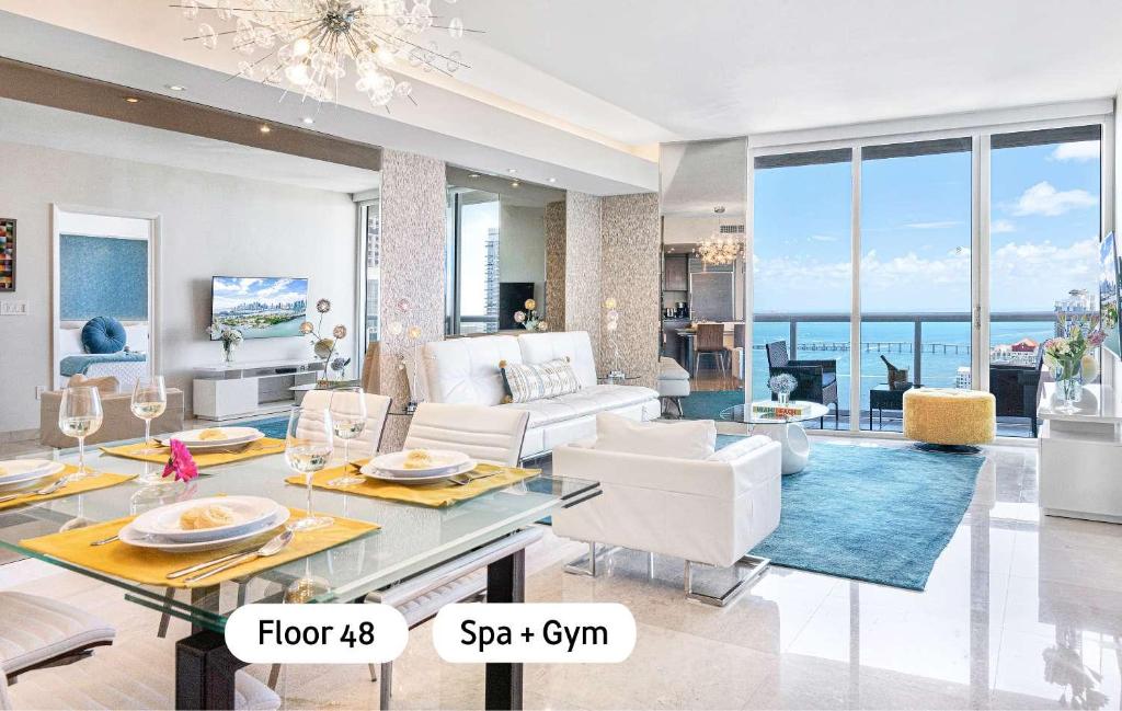 ein Wohnzimmer mit Blick auf das Meer in der Unterkunft MVR - Designer Stay in Sky-High Tower in Miami