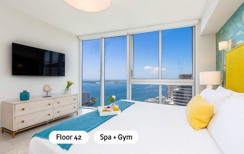 une chambre avec un lit et une grande fenêtre dans l'établissement MVR - Luxury High-Rise Near Everything, à Miami