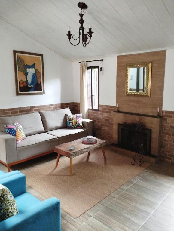 レゼンデにあるCanto da Pedra Visconde de Mauáのソファと暖炉のあるリビングルーム