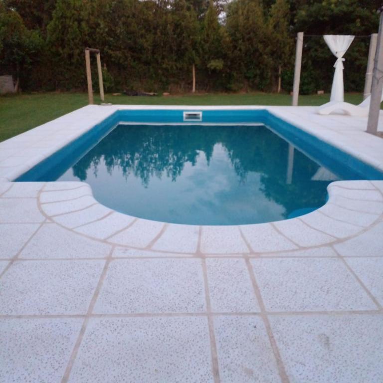 Piscina de la sau aproape de Aires Verdes