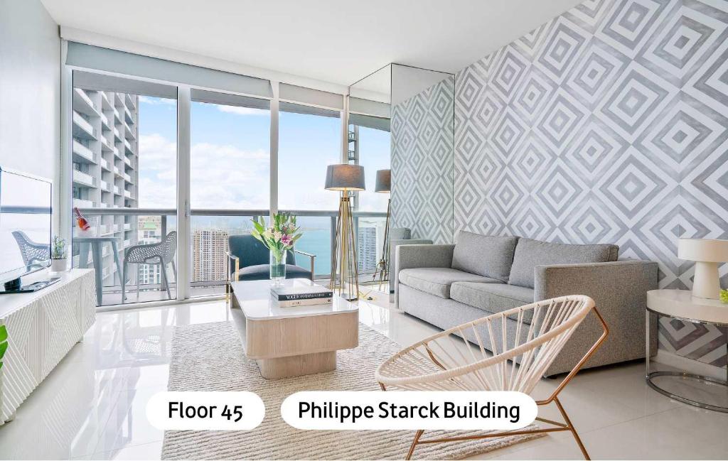 Khu vực ghế ngồi tại MVR - Icon Brickell & King Suite Views