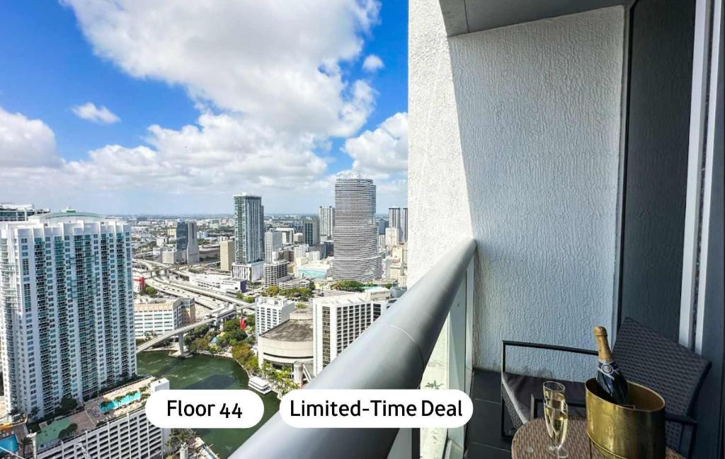 Γενική άποψη της πόλης Μαϊάμι ή θέα της πόλης από  αυτό το διαμέρισμα