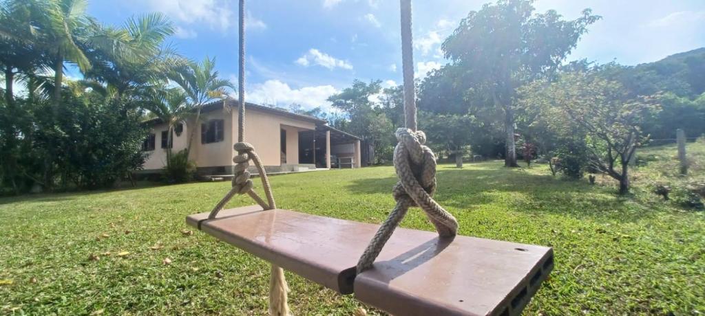 a statue of two birds on top of a bench at Chácara mobiliada próximo Criciúma Br101 in Araranguá