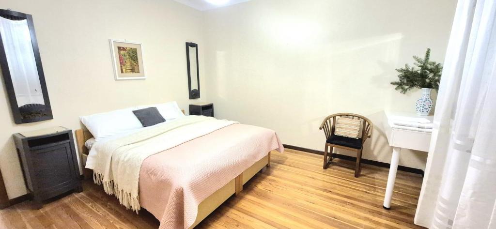 een kleine slaapkamer met een bed en een bureau bij Villa Due Cieli 1 in Lanzo dʼIntelvi