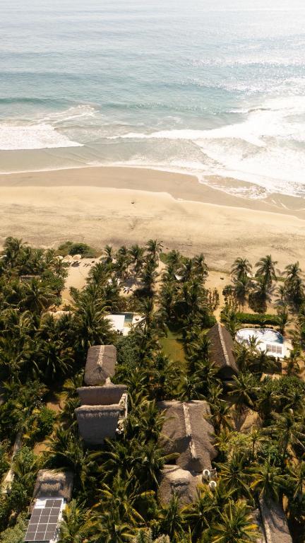 Tierra BlancaCasa Chula Hotel Boutique Frente al Mar的海滩和海洋的鸟瞰图