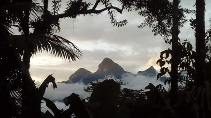 een uitzicht op de bergen en wolken in de lucht bij PARAISO do TOMATE in Antonina