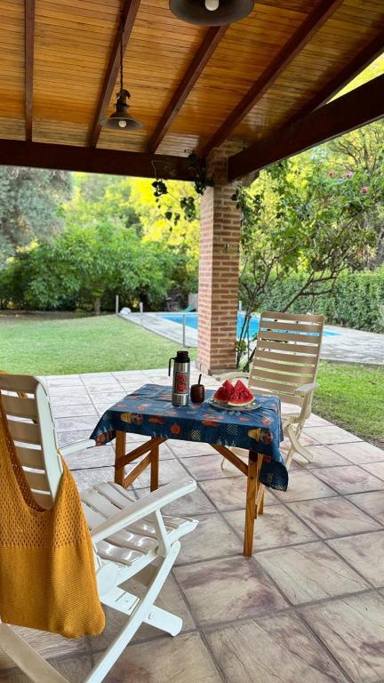 Κήπος έξω από το Casa con piscina a 600 metros de plaza de Villa de las Rosas