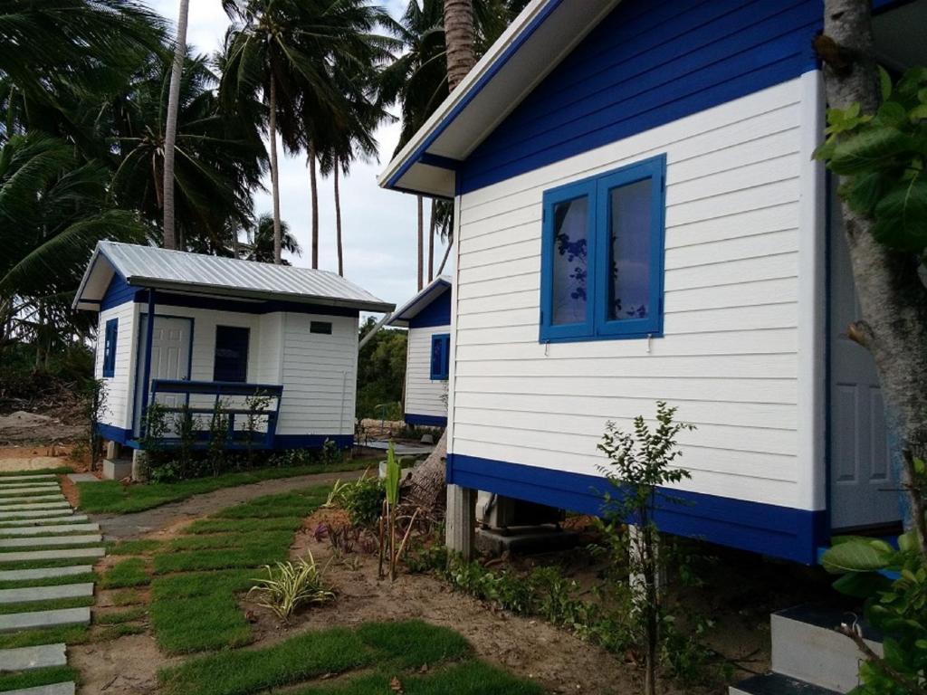 ein paar blaue und weiße Häuser in einem Hof in der Unterkunft I - Talay Taling Ngam Samui - เขา ป่า นา เล ตลิ่งงาม สมุย in Taling Ngam Beach