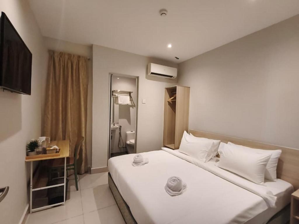 Giường trong phòng chung tại Swing & Pillows - Damansara Jaya