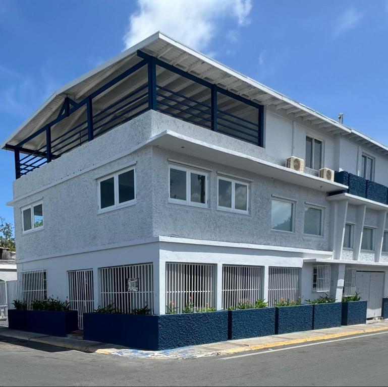 クレブラにあるDown Town Hotelのバルコニー付きの建物