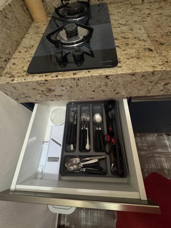 Comfort and Charm في لاغونا: كونتر مطبخ مع موقد مع اواني